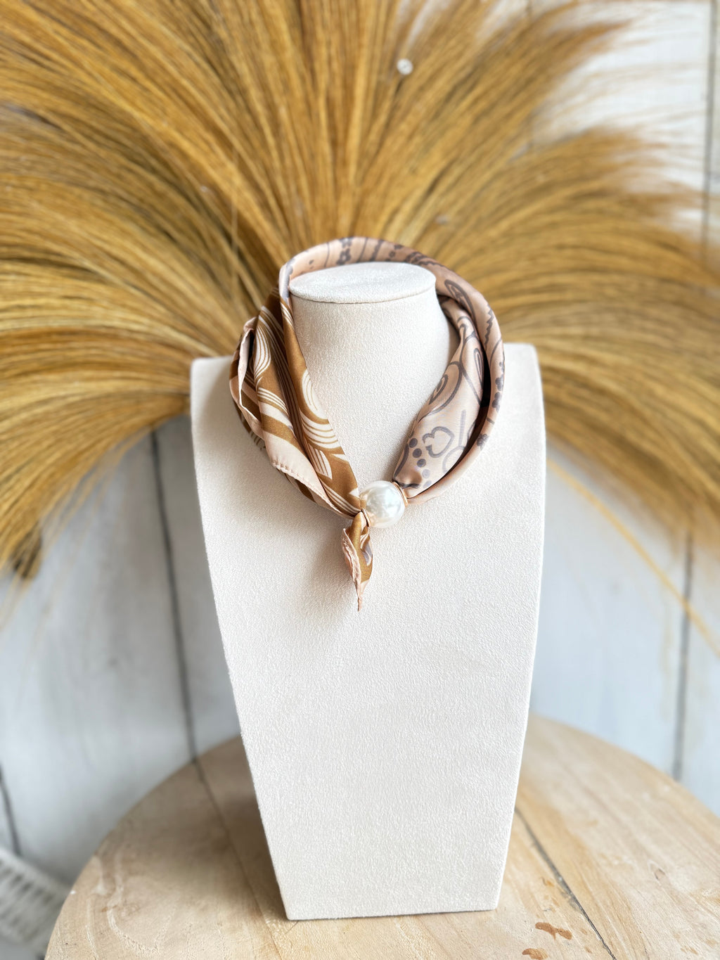 Zijden Sjaaltje Dames met Parel Sjaalclip – Paisley Print Beige/Camel