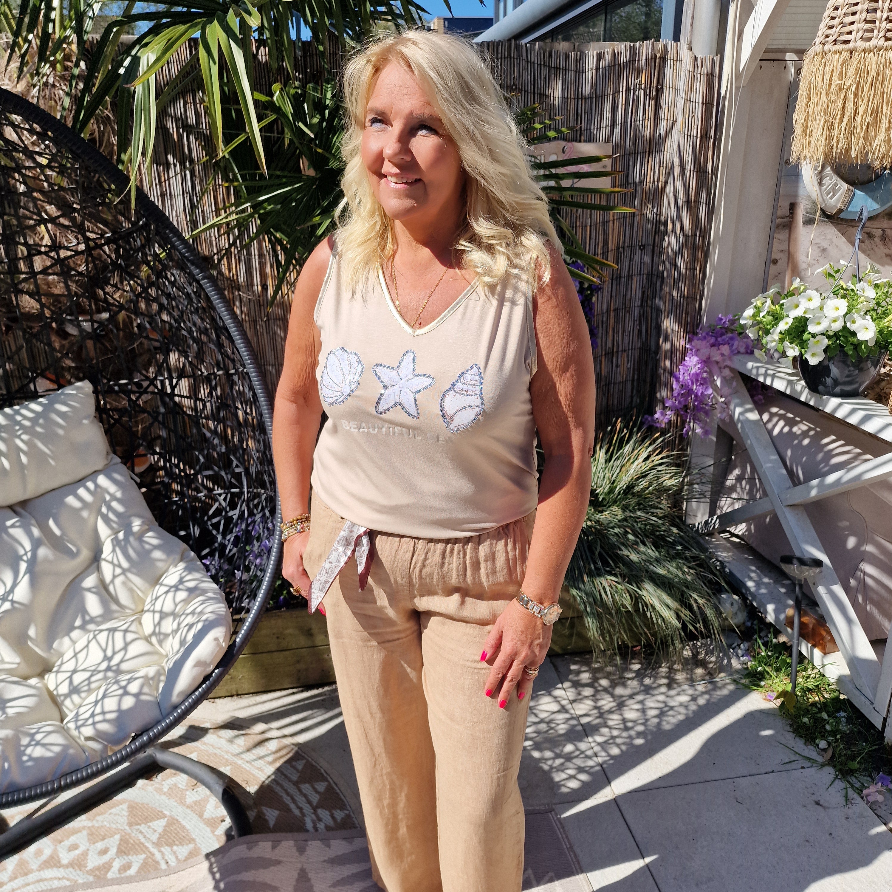 Beige top dames met schelpen print – zomerse mouwloze top met glitter details