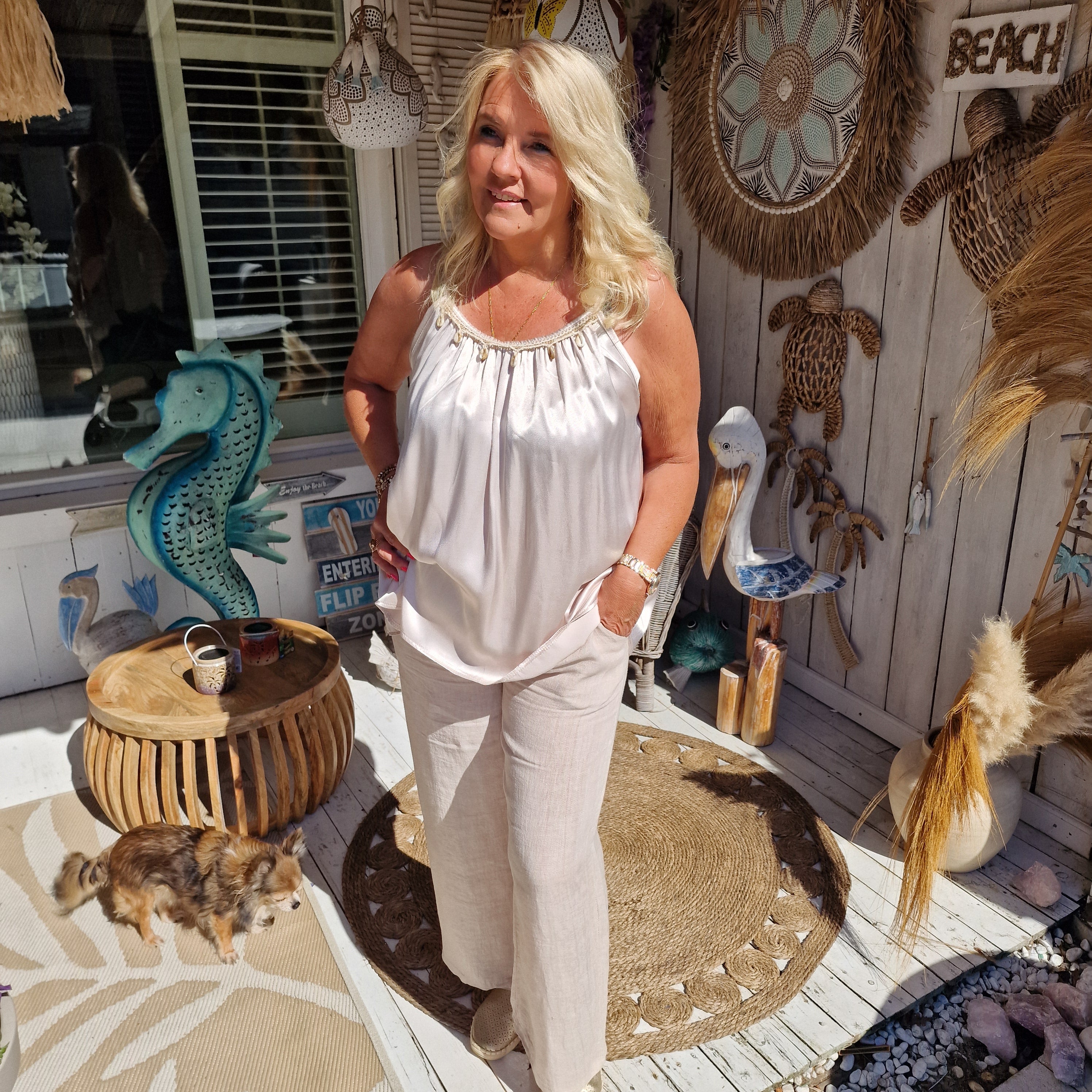 Beige satijnen top dames – luchtige zomer top met goud detail