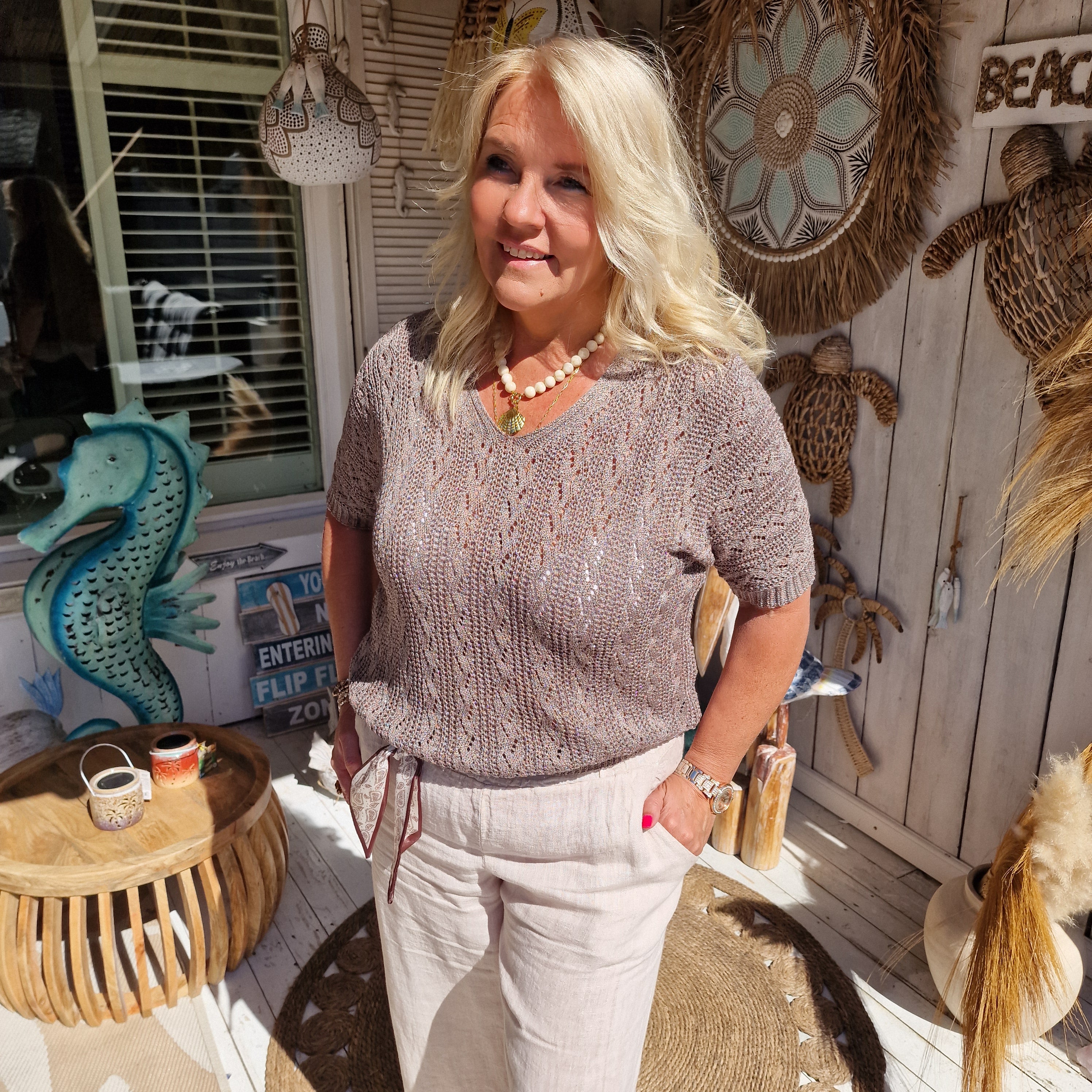 Beige gebreide top dames – luchtige zomer top met V-hals en open structuur