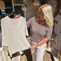 Beige gebreide top dames – luchtige zomer top met V-hals en open structuur