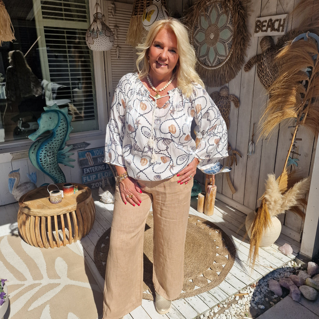 Witte dames blouse met schelpen print – luchtige zomer blouse met wijde mouwen