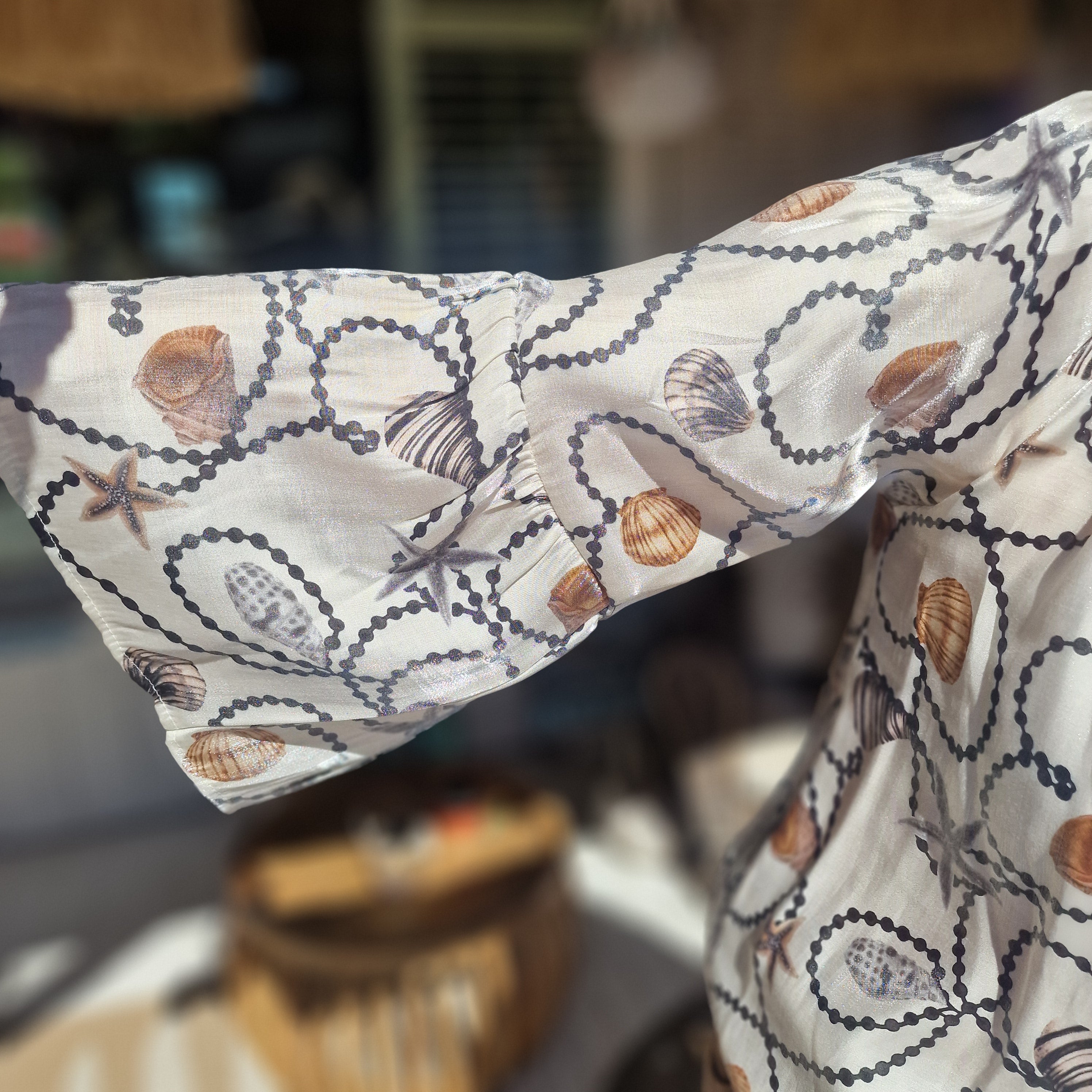 Witte dames blouse met schelpen print – luchtige zomer blouse met wijde mouwen