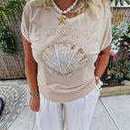 Coquille Top beige met Schelp en Tekst – Beige Shirt met Glittersteentjes en Bonjour Print