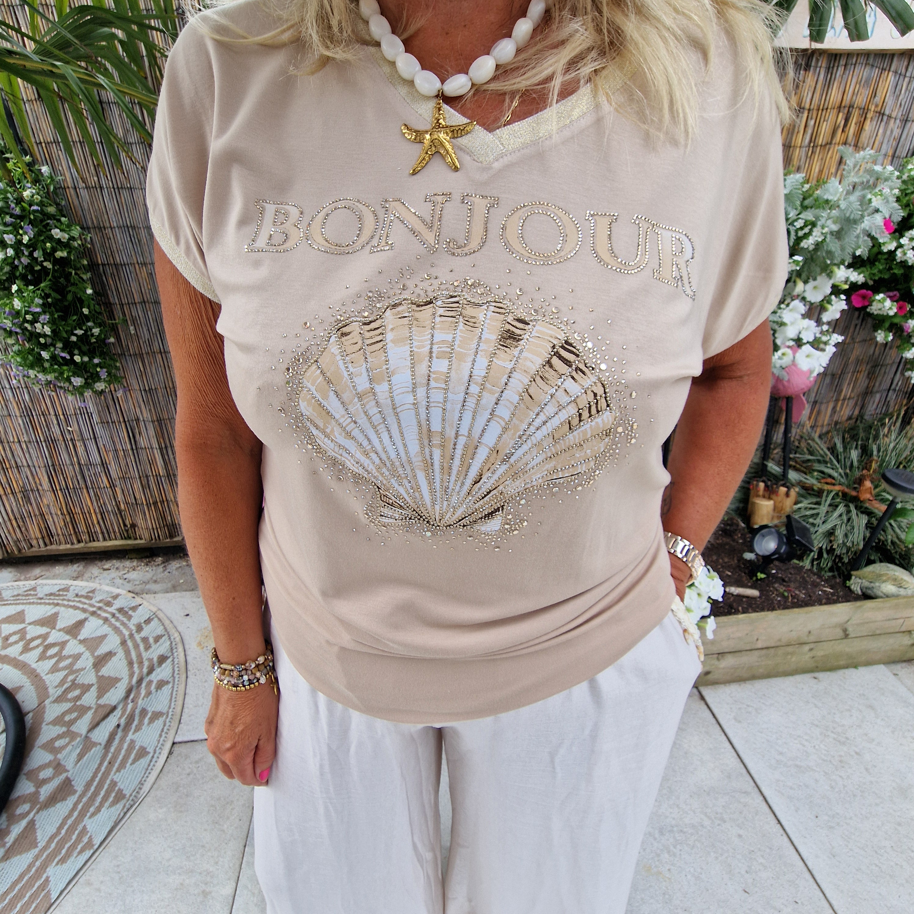 Coquille Top beige met Schelp en Tekst – Beige Shirt met Glittersteentjes en Bonjour Print