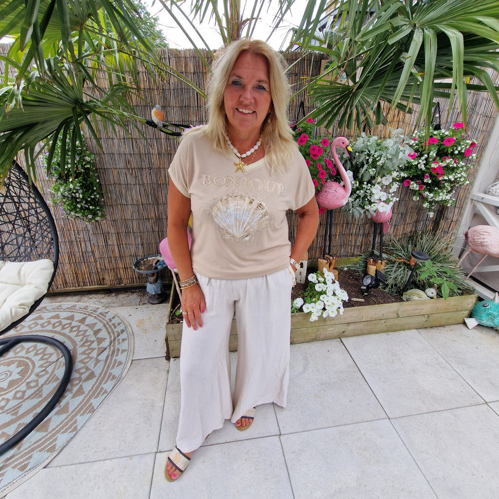 Coquille Top beige met Schelp en Tekst – Beige Shirt met Glittersteentjes en Bonjour Print