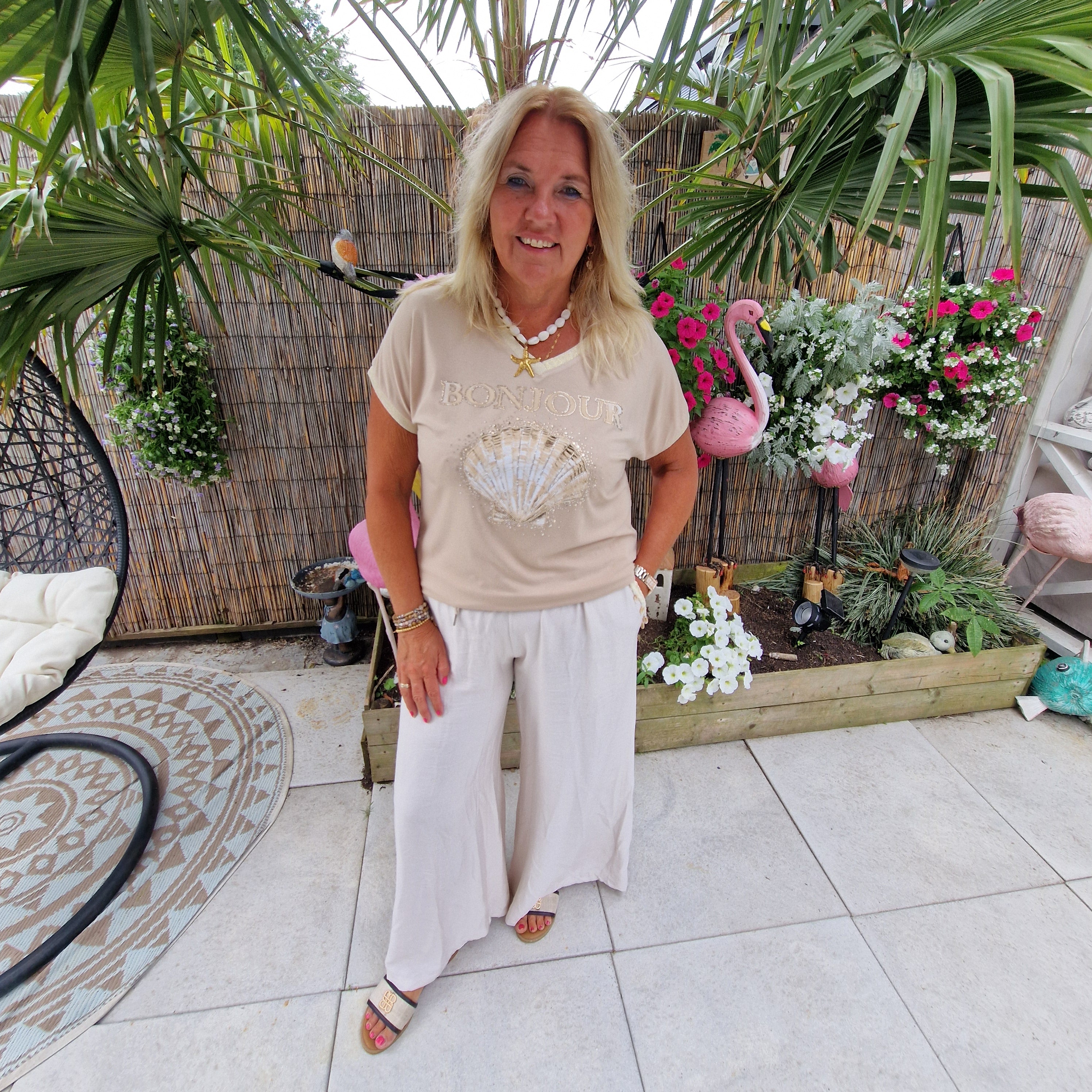 Coquille Top beige met Schelp en Tekst – Beige Shirt met Glittersteentjes en Bonjour Print