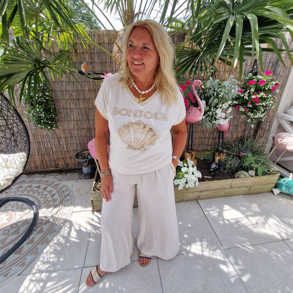 Coquille Top wit met Schelp en Tekst – Beige Shirt met Glittersteentjes en Bonjour Print