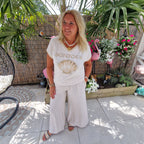 Coquille Top wit met Schelp en Tekst – Beige Shirt met Glittersteentjes en Bonjour Print