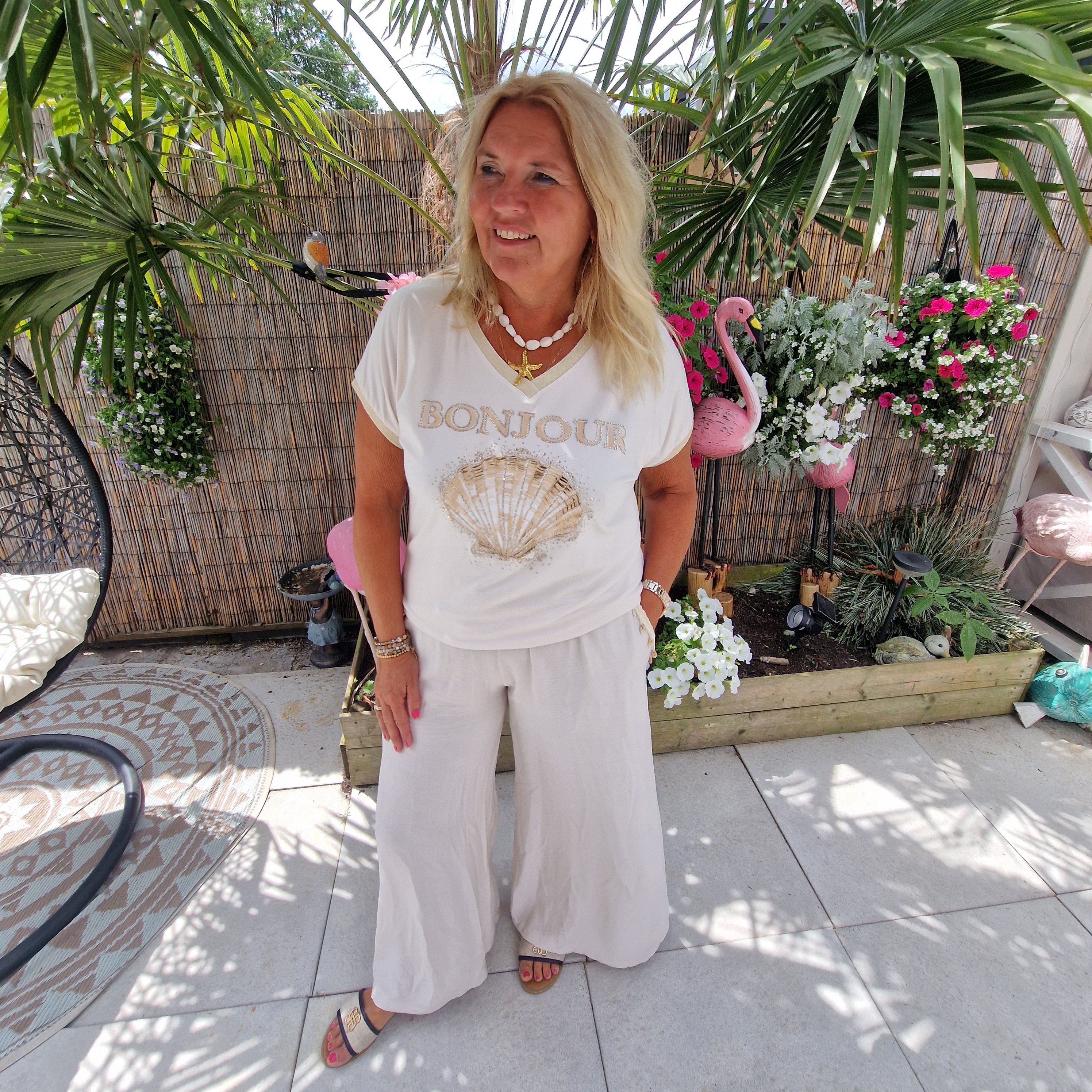 Coquille Top wit met Schelp en Tekst – Beige Shirt met Glittersteentjes en Bonjour Print