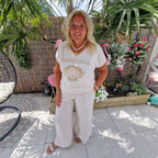 Coquille Top wit met Schelp en Tekst – Beige Shirt met Glittersteentjes en Bonjour Print