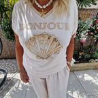 Coquille Top wit met Schelp en Tekst – Beige Shirt met Glittersteentjes en Bonjour Print