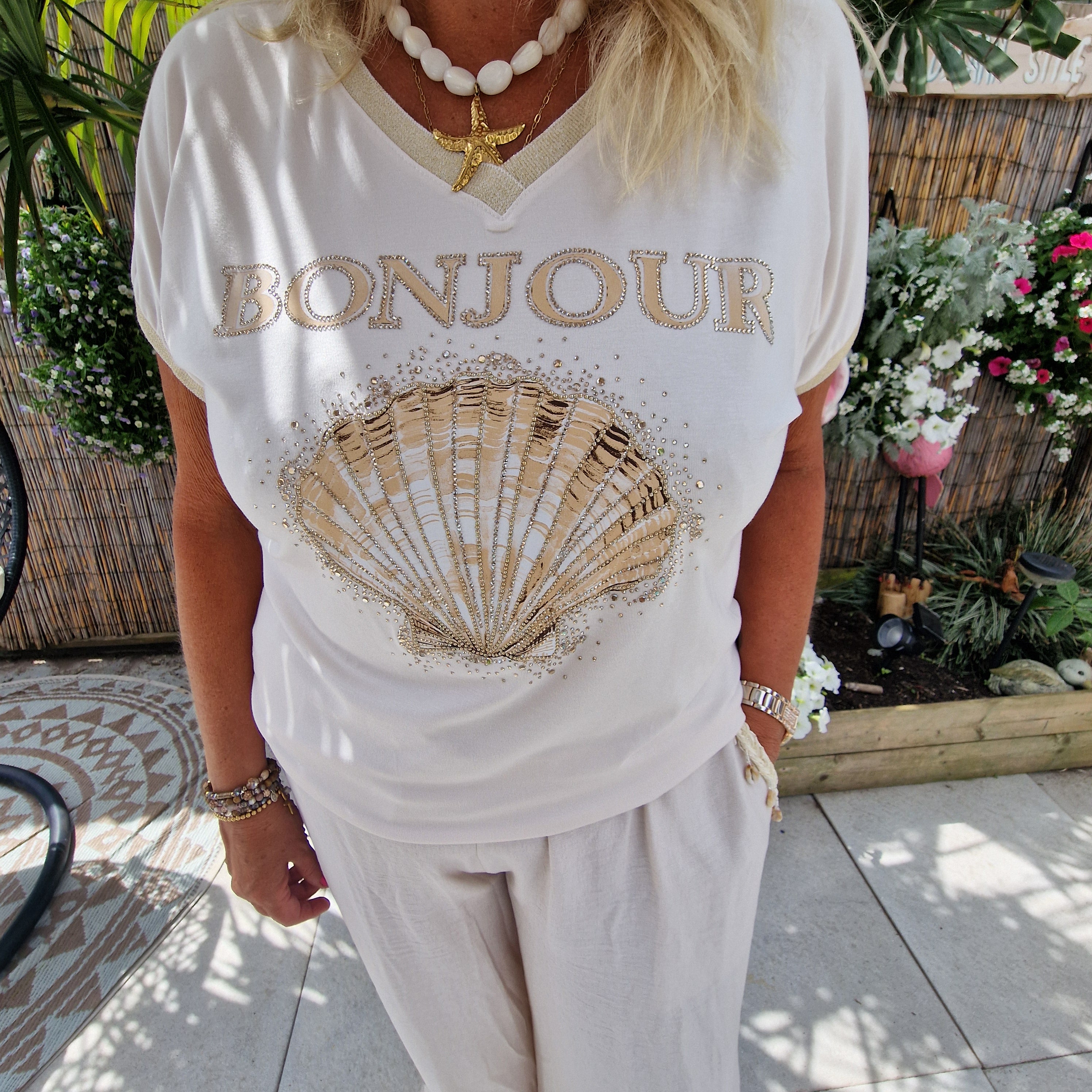 Coquille Top wit met Schelp en Tekst – Beige Shirt met Glittersteentjes en Bonjour Print
