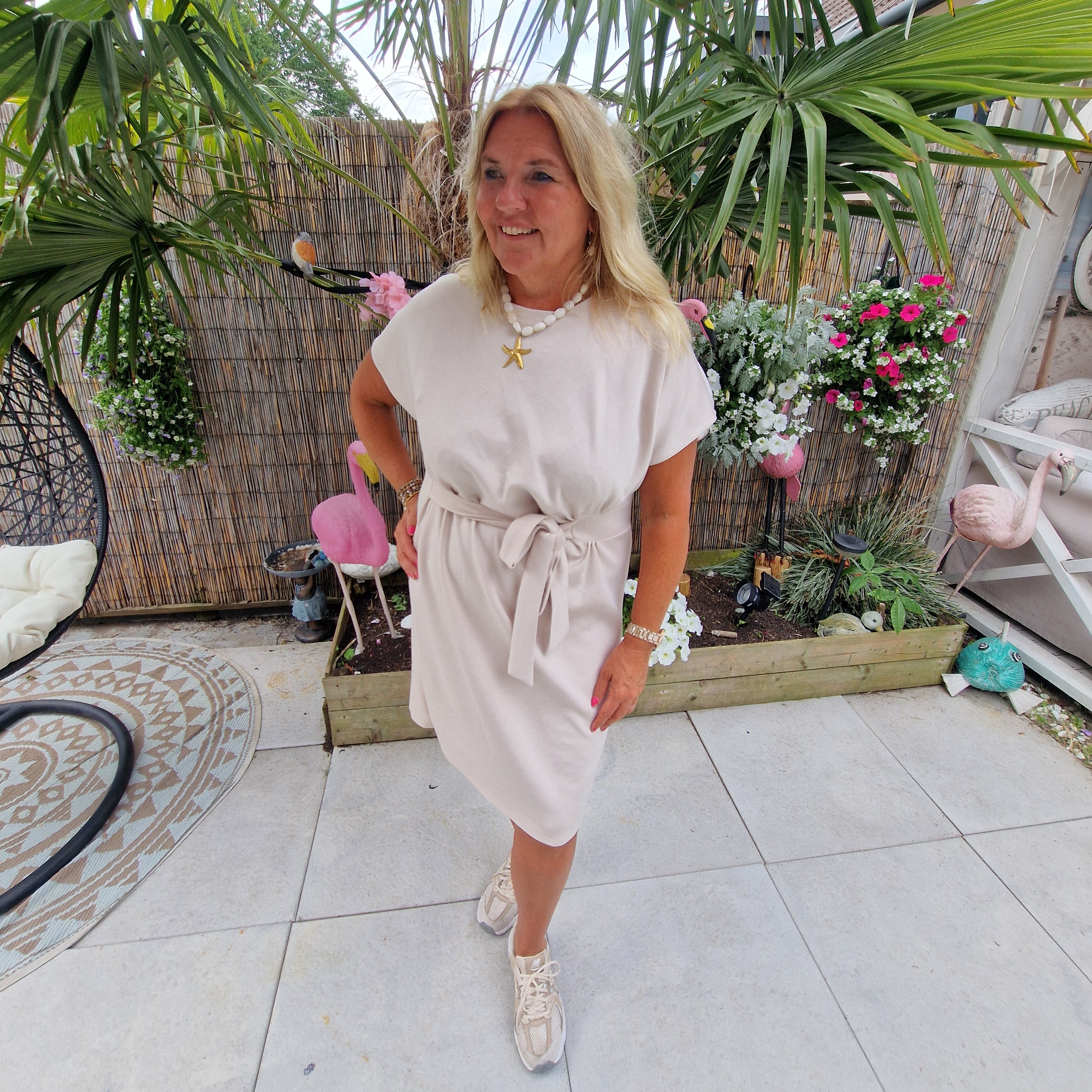 Senne Jurk met Ceintuur – Beige Midi Jurk met Korte Mouw en Strikband