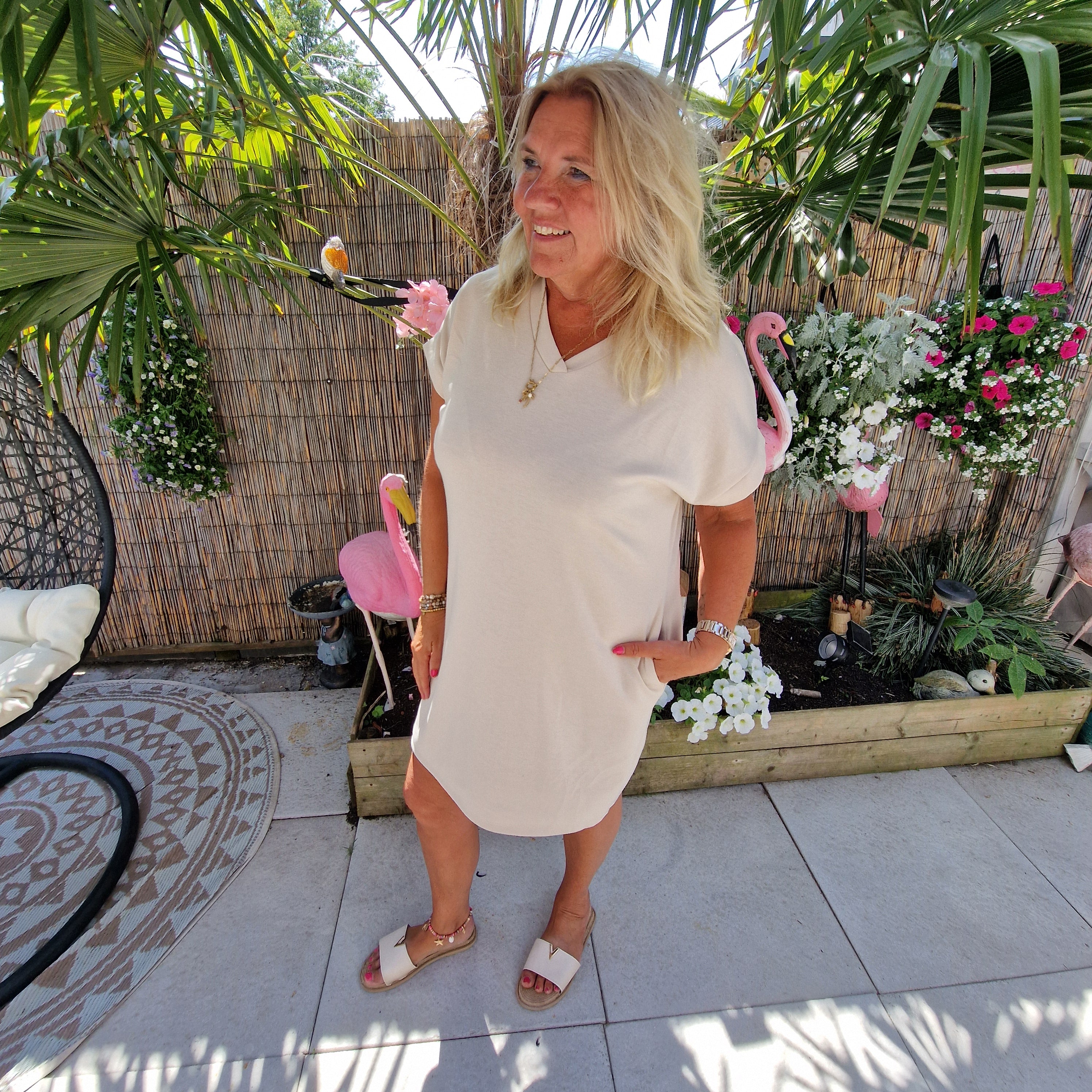 Indy Jurk met Zakken – Beige Jurk met V-hals en Korte Mouw