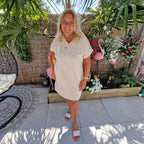 Indy Jurk met Zakken – Beige Jurk met V-hals en Korte Mouw