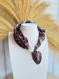 Zijden Sjaaltje Dames met Parel Sjaalclip – Bandana Print Bruin/Wit