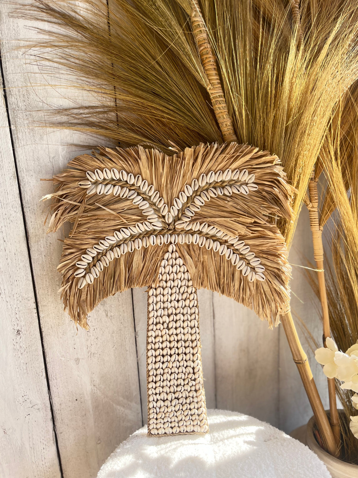Handgemaakte staande palmboom van raffia en schelpen - Ibiza stijl
woondecoratie