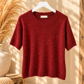 Bordeaux rode gebreide trui met korte mouwen en glitter details op een kledinghanger