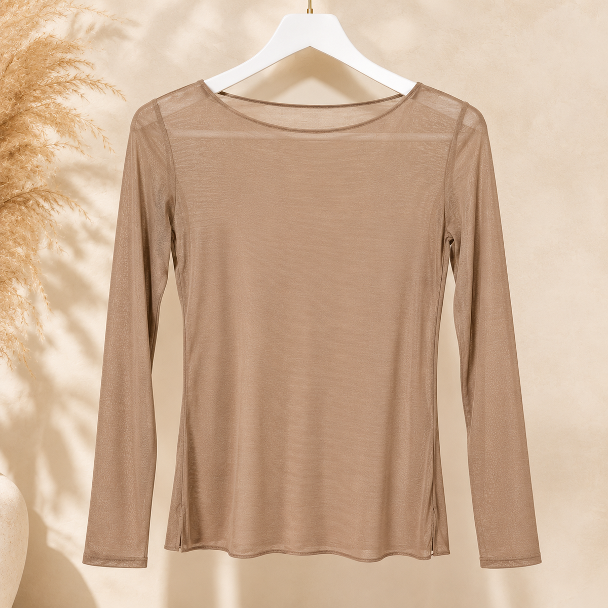 Taupe dames top met lange mouwen van Cashmere Touch stof op een hanger