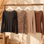 Cashmere Touch tops in verschillende kleuren op een kledingrek waaronder taupe, zwart, panterprint en bruin