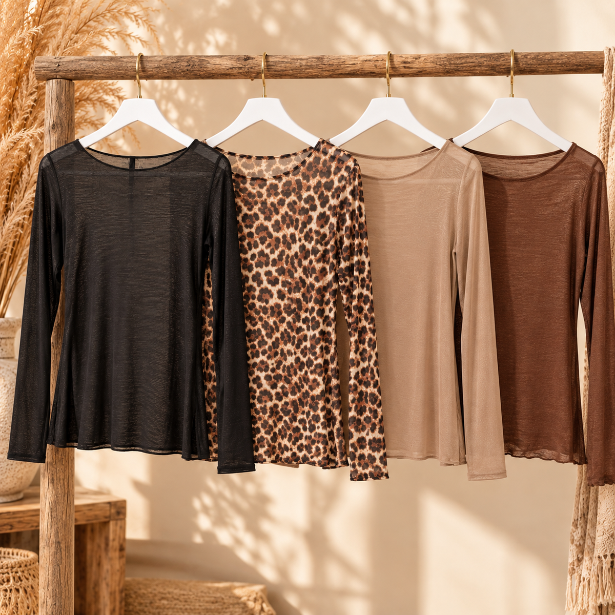 Cashmere Touch tops in verschillende kleuren op een kledingrek waaronder taupe, zwart, panterprint en bruin