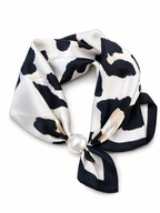 Zwart wit sjaaltje met dierenprint en parel – haar sjaal dames trendy