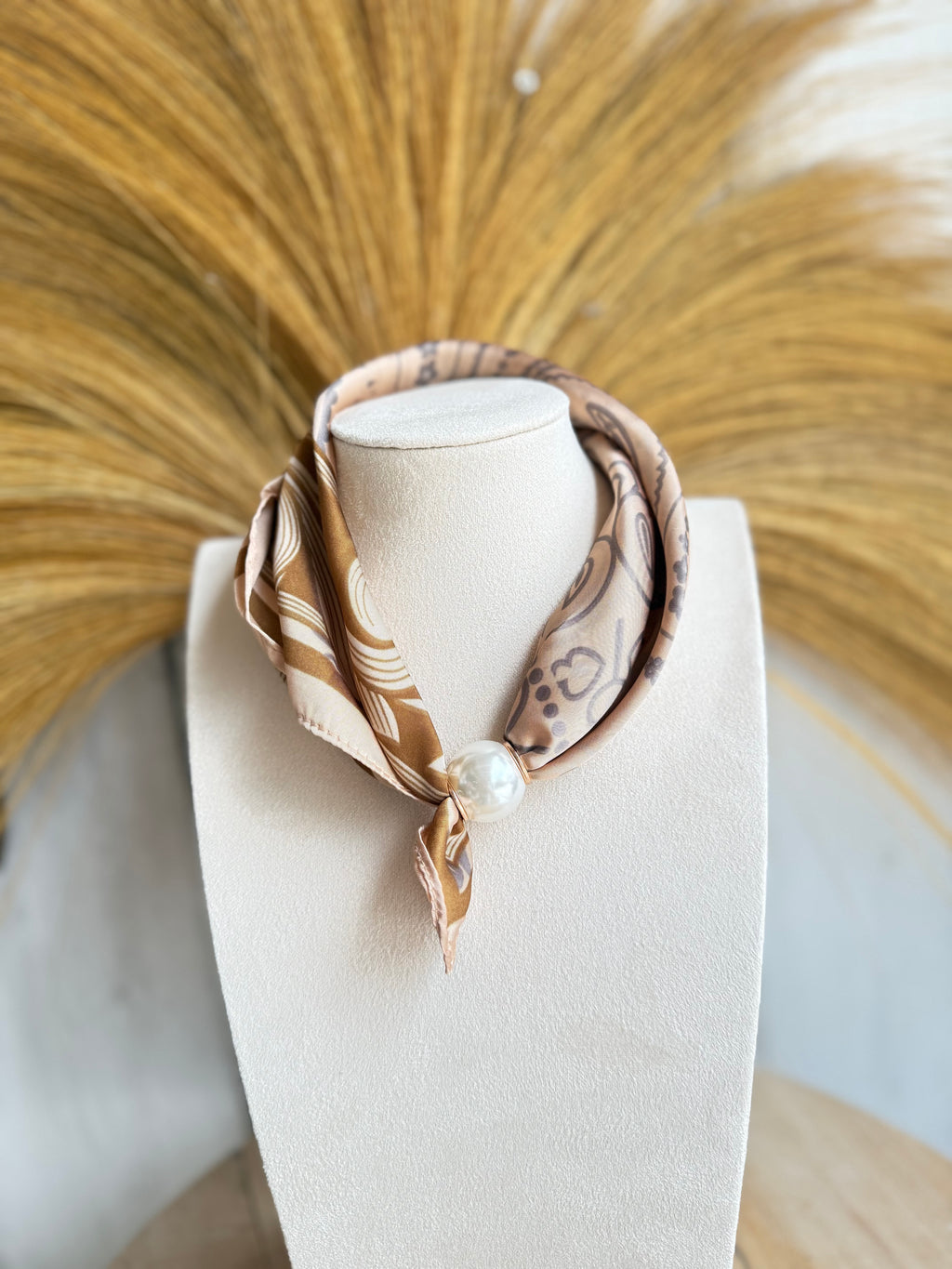 Zijden Sjaaltje Dames met Parel Sjaalclip – Paisley Print Beige/Camel