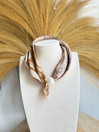 Zijden Sjaaltje Dames met Parel Sjaalclip – Paisley Print Beige/Camel