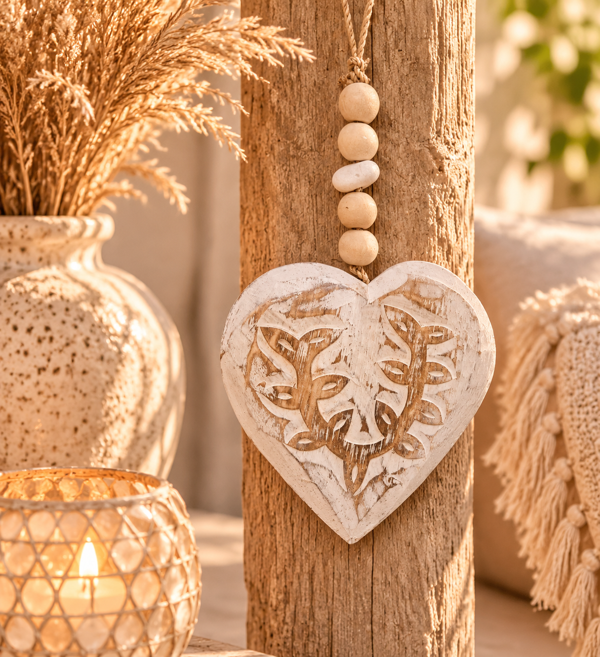 Decoratiehart van hout met boommotief en houten kralen hangend in een sfeervol interieur