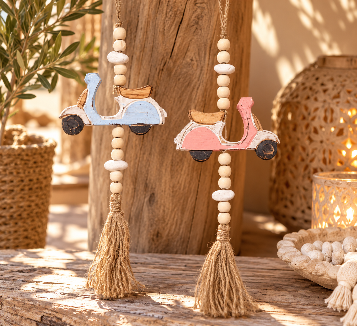 Houten decoratieve scooters in blauw en roze met houten kralen en kwast hangend in sfeervol interieur