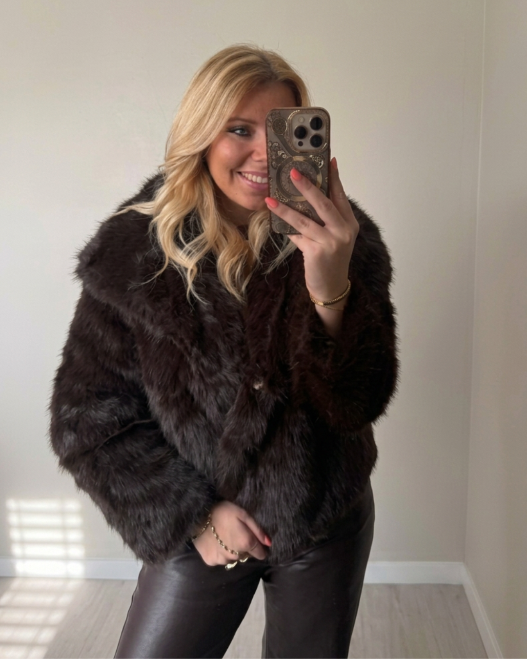 Donkerbruine faux fur jas choco voor dames van EllesDelanaStyle