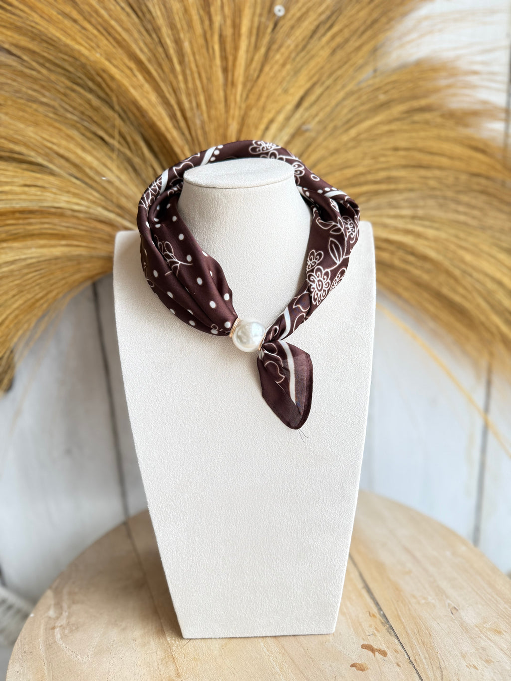 Zijden Sjaaltje Dames met Parel Sjaalclip – Bandana Print Bruin/Wit