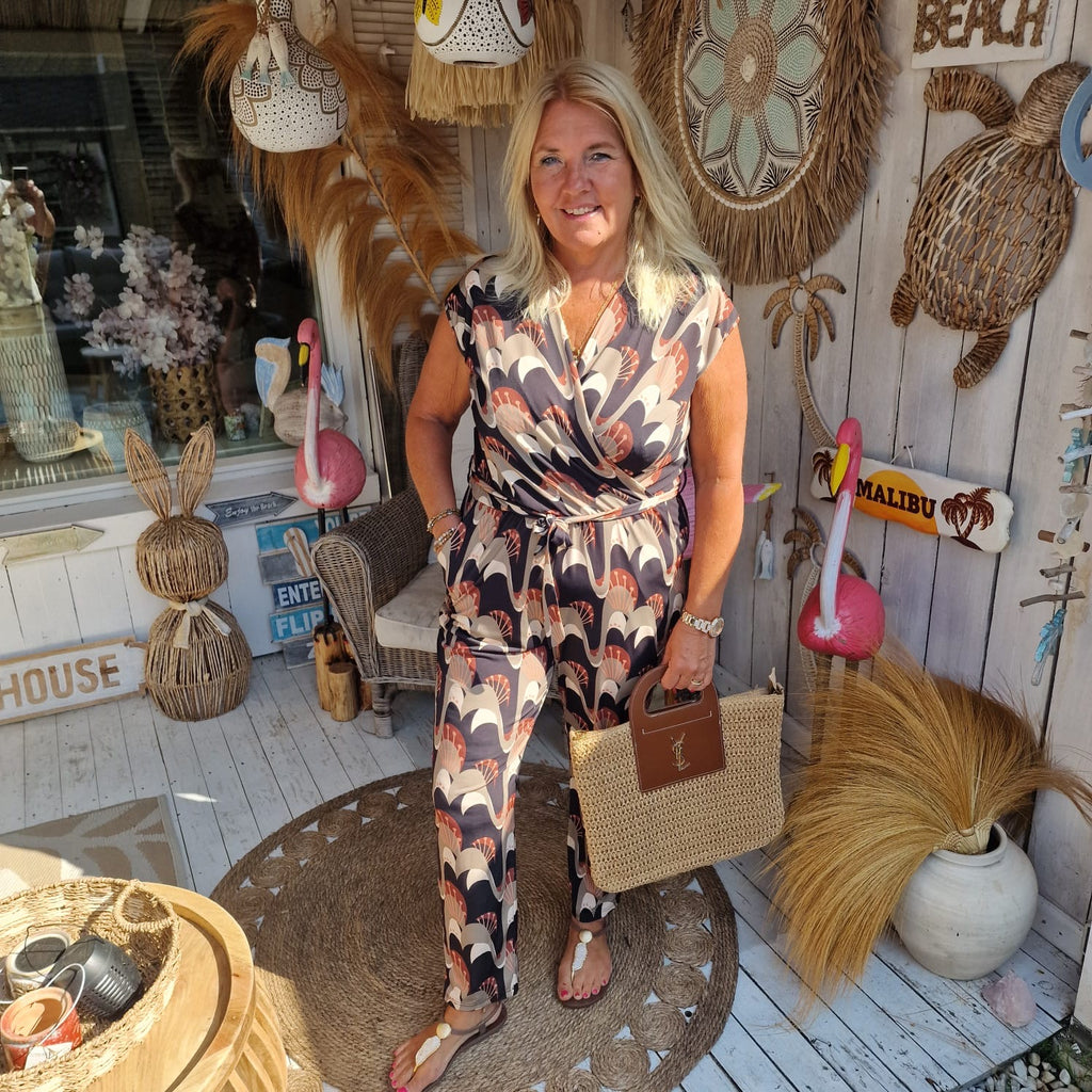Soleil Jumpsuit met Art Deco Print – Overslag Jumpsuit met Strikceintuur