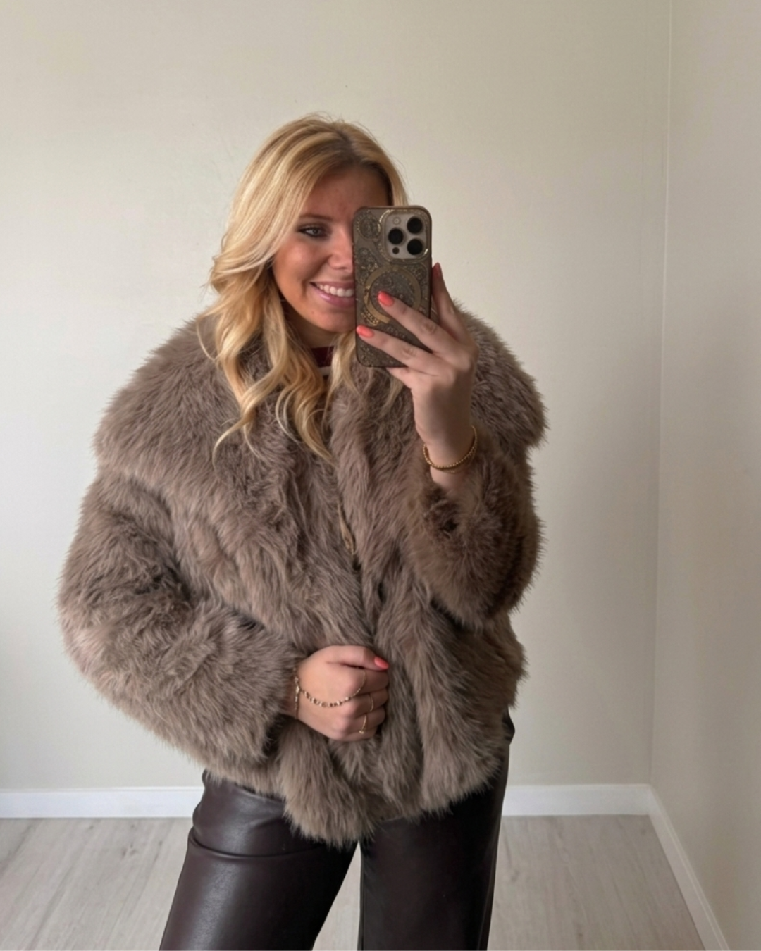 Zachte faux fur jas taupe voor dames van EllesDelanaStyle