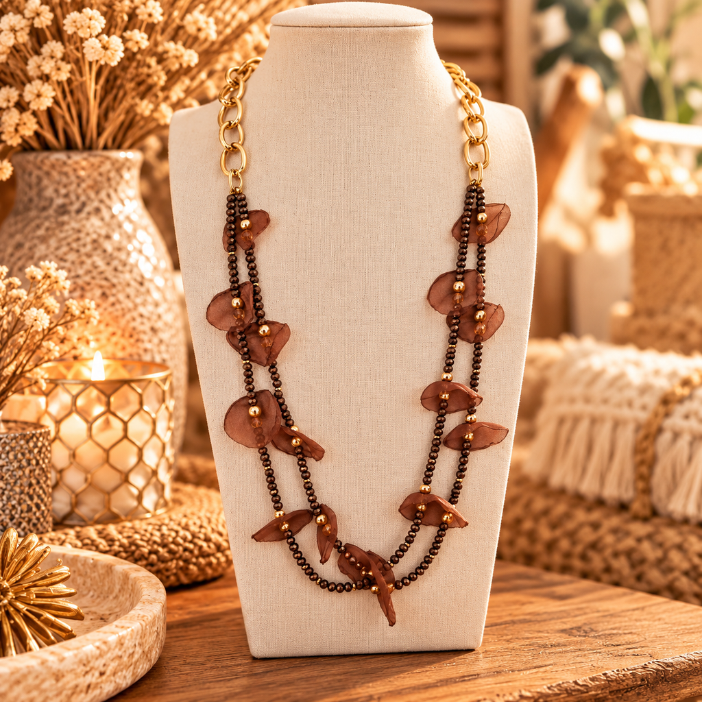 Bruine dubbele statement ketting met bladvormige accenten en gouden skakels op buste – EllesDelanaStyle