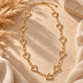 Lange gouden hartjes ketting stainless steel gedragen bij beige blazer – Dames sieraden EllesDelanaStyle