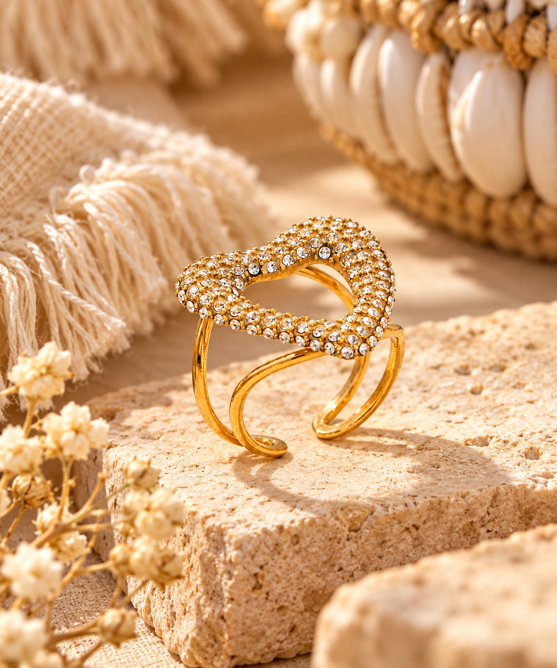 Gouden statement damesring in hartvorm met strass steentjes op steen achtergrond – EllesDelanaStyle