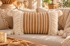 Handgemaakt langwerpig boho sierkussen met beige en witte strepen en kwastjes - EllesDelanaStyle