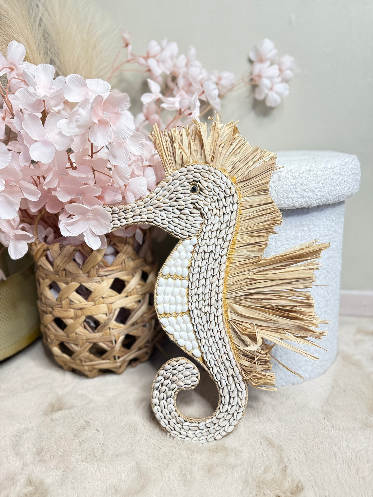 Handgemaakt boho zeepaard ornament van schelpen en raffia uit Bali van EllesDelanaStyle