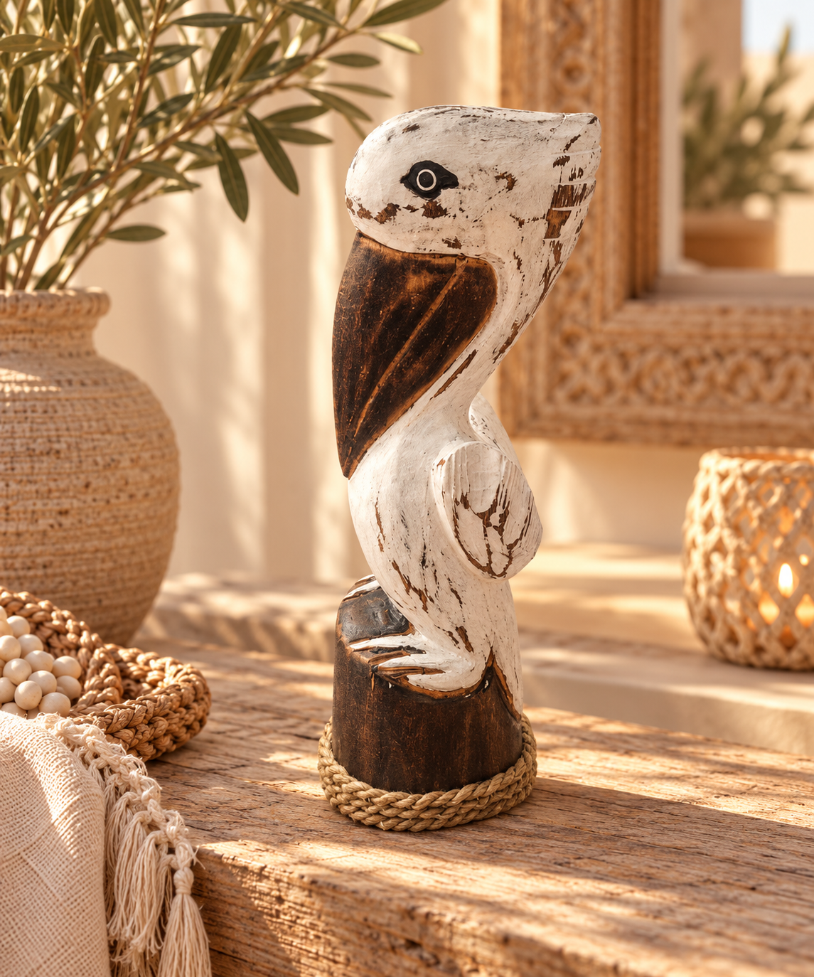 Handgesneden houten pelikaan in Ibiza style met een doorleefde witte en donkere houtafwerking, 30 cm hoog.