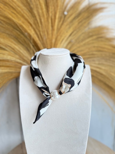 Zwart wit sjaaltje met dierenprint en parel – haar sjaal dames trendy