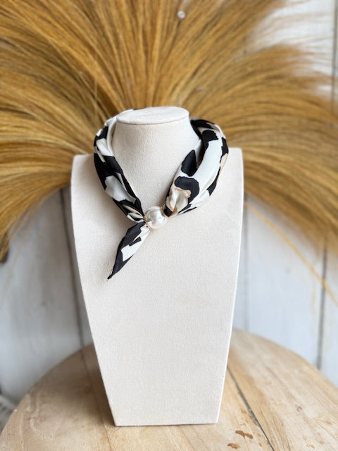 Zwart wit sjaaltje met dierenprint en parel – haar sjaal dames trendy