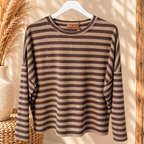 MOOI gestreepte top in taupe en donkerbruin met subtiele strasssteentjes en lange mouwen op een kledinghanger