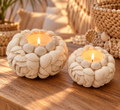 boho schelpen windlichten met brandende theelichtjes op een houten tafel