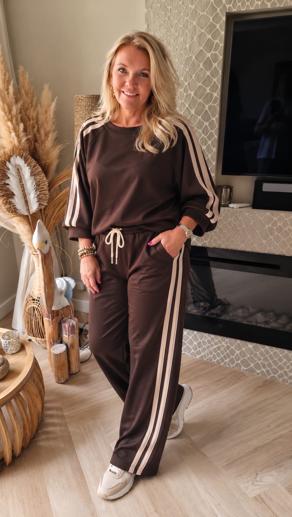 Alt-tekst: Luxe tweedelige damesset Sporty Chic in chocoladebruin met beige strepen van EllesDelanaStyle.