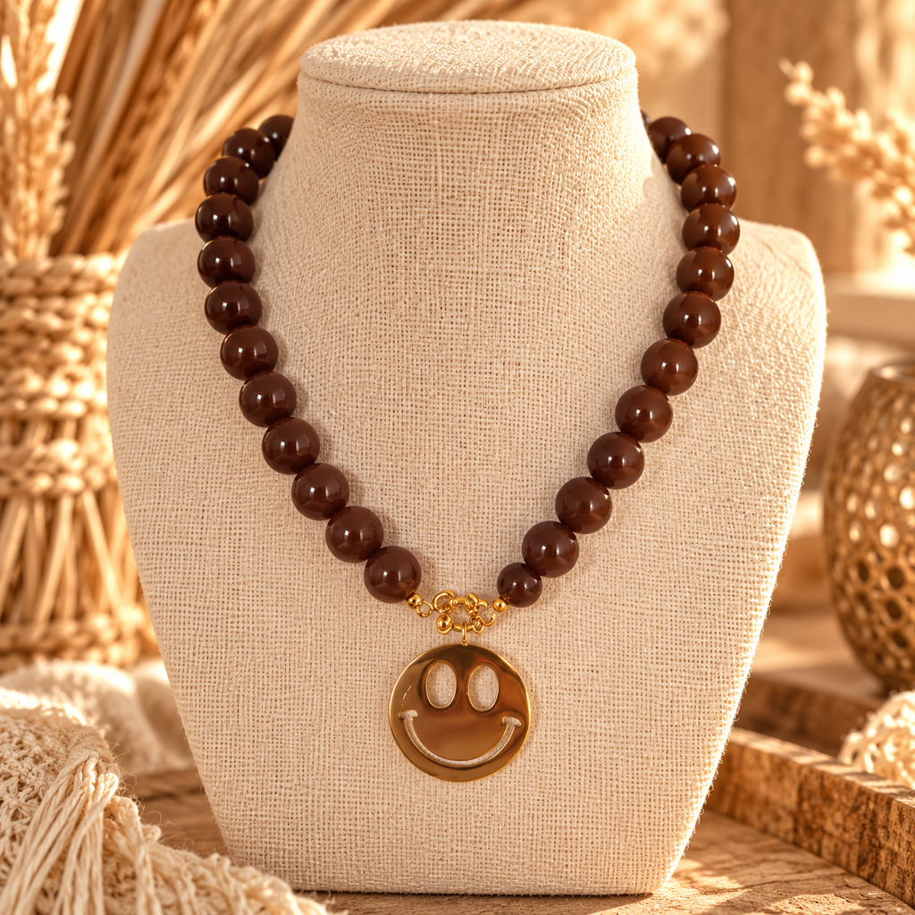Korte kralenketting in bruin met een gouden smiley hanger van EllesDelanaStyle