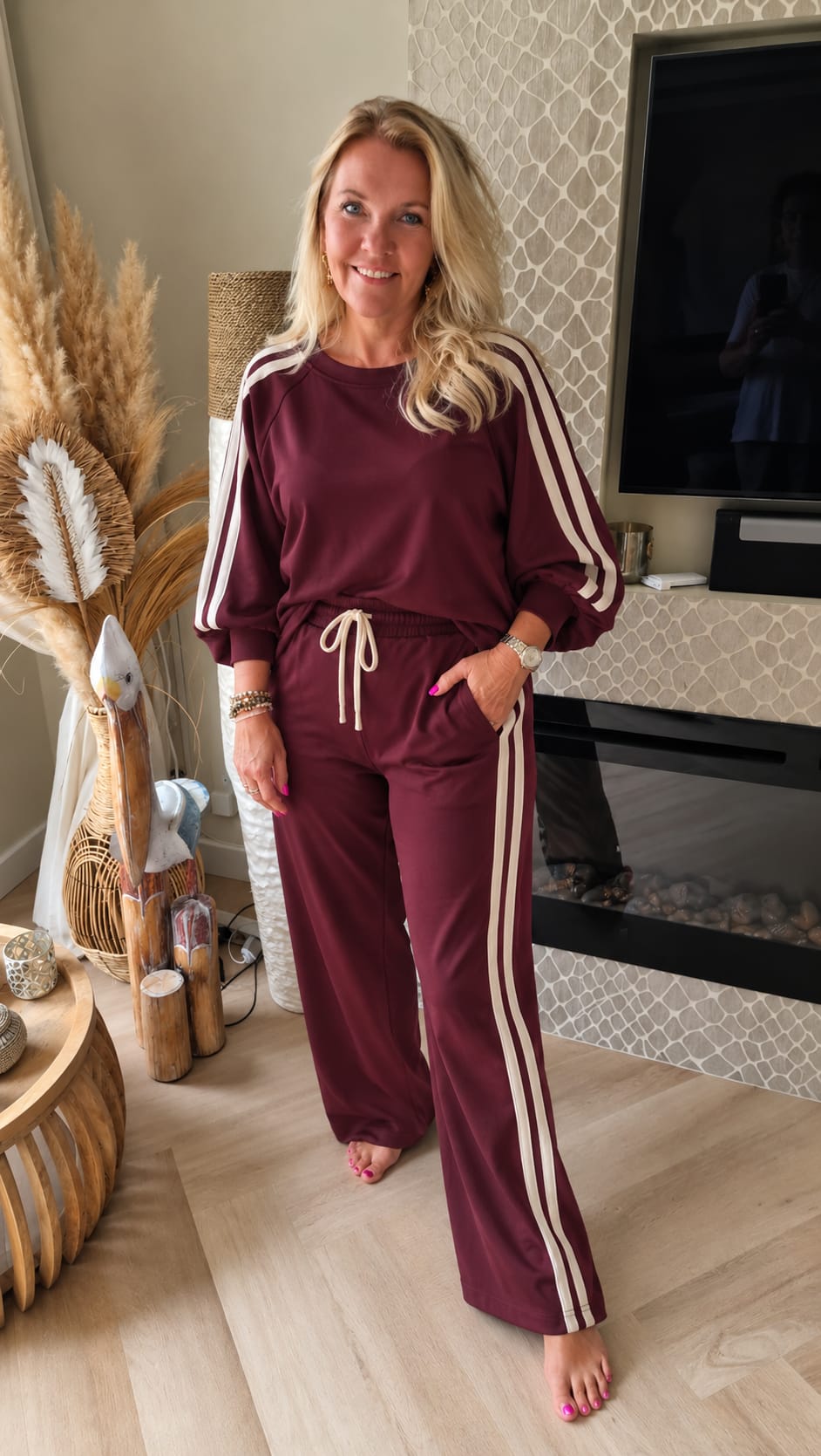Model draagt de tweedelige set Sporty Chic in bordeaux met beige strepen
