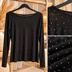 Detailweergave van de zwarte dames top met strasssteentjes