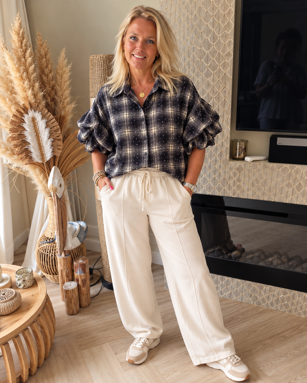 Trendy donkerblauwe dames ruitblouse met strass-steentjes en pofmouwen van EllesDelanaStyle.